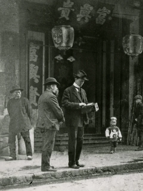 Autoportrait d'Arnold Genthe dans une rue du vieux Chinatown