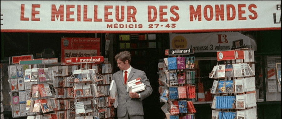 Paul Belmondo devant une librairie dans Pierrot le fou