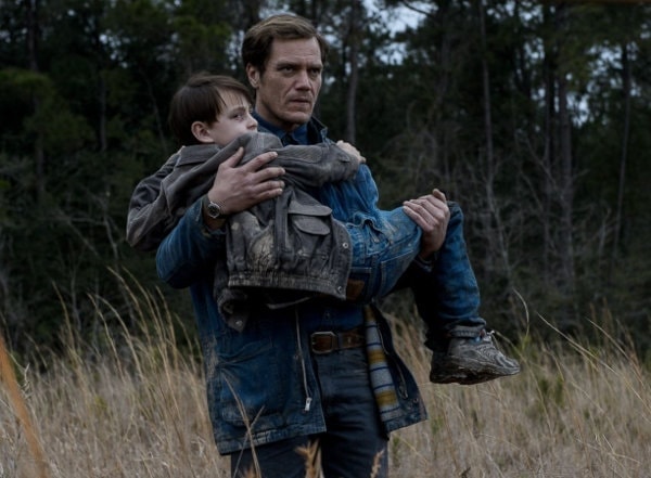 Michael Shannon portant l'enfant dans Midnight Special