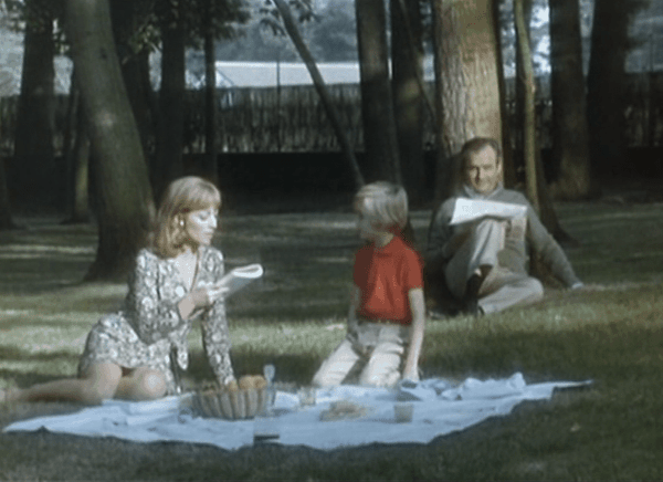 La famille déjeune sur l'herbe dans La femme infidèle de Chabrol