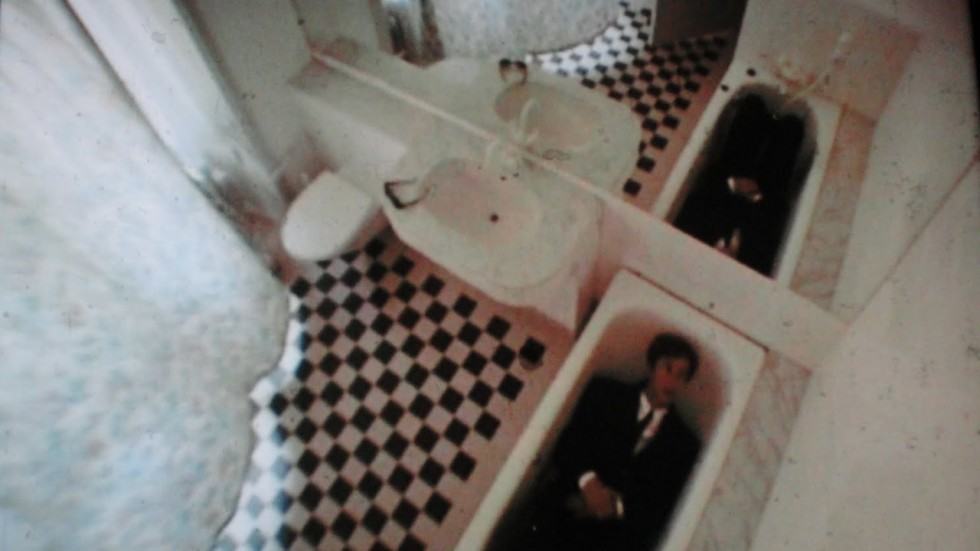 Le personnage principal couché dans la baignore et "observé" par un fantôme dans Festen