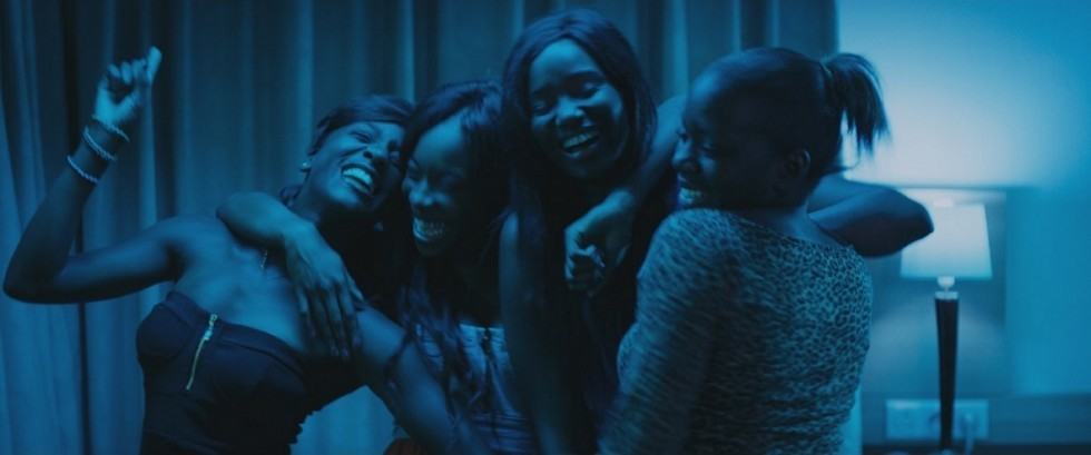 La Bande de filles chantant du Rihanna, à l'abri du monde