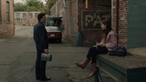 Paterson (Adam Driver) rencontre une jeune poétesse dans Paterson