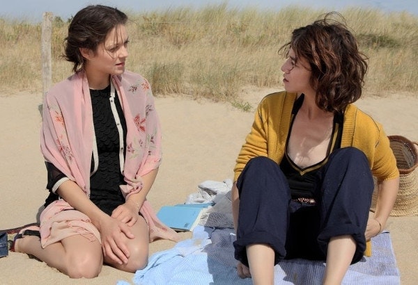 Marion Cotillard et Charlotte Gainsbourg parlent sur la plage