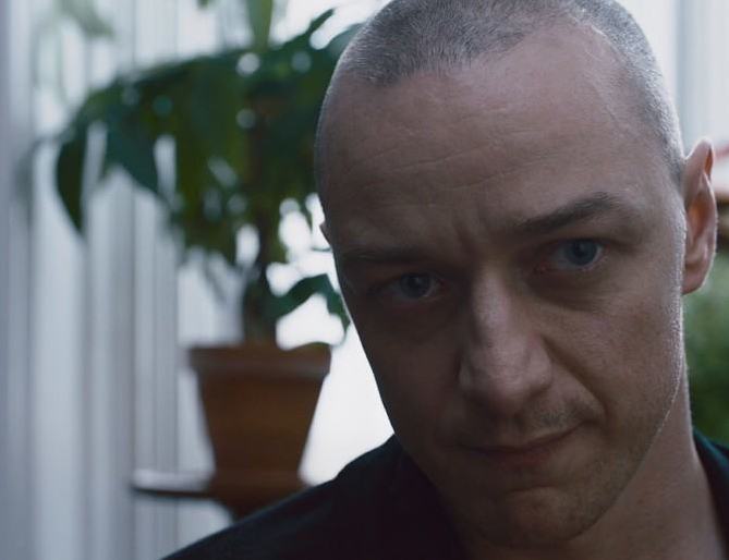 Dennis (joué par James McAvoy) face à son psychologue dans Split, un film de M. Night Shyamalan