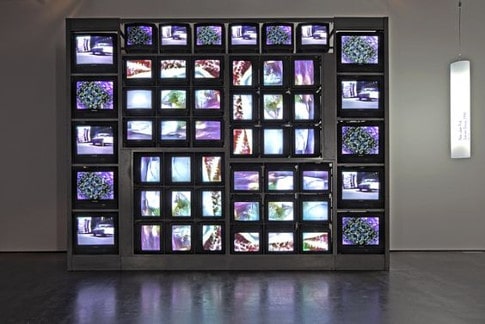 Une installation vidéo de Nam June Paik