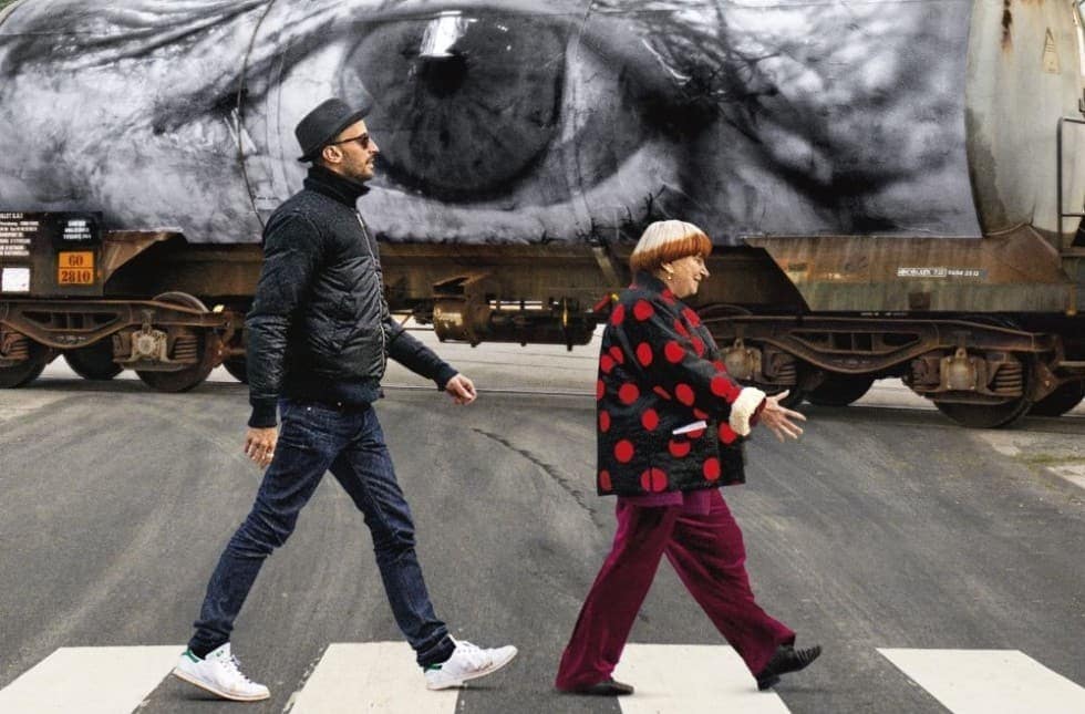 Agnès Varda et JR jouent aux beatles dans Visages Villages