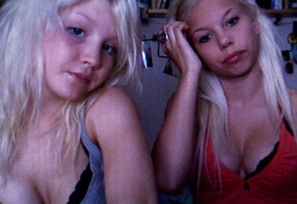 Les deux filles blondes devant leur webcam dans Involuntary d'Öslund