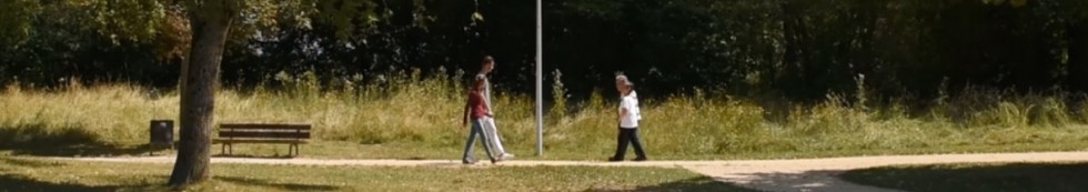 Couples qui déambulent dans le parc de Damien Manivel