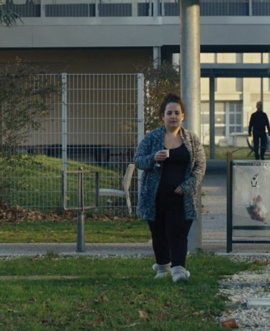 Une jeune femme offre le café à Depardon