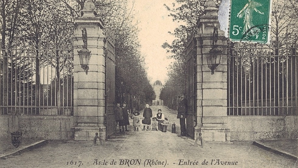 Photo historique de lentrée de lhopital Le Vinatier à Bron (Lyon)