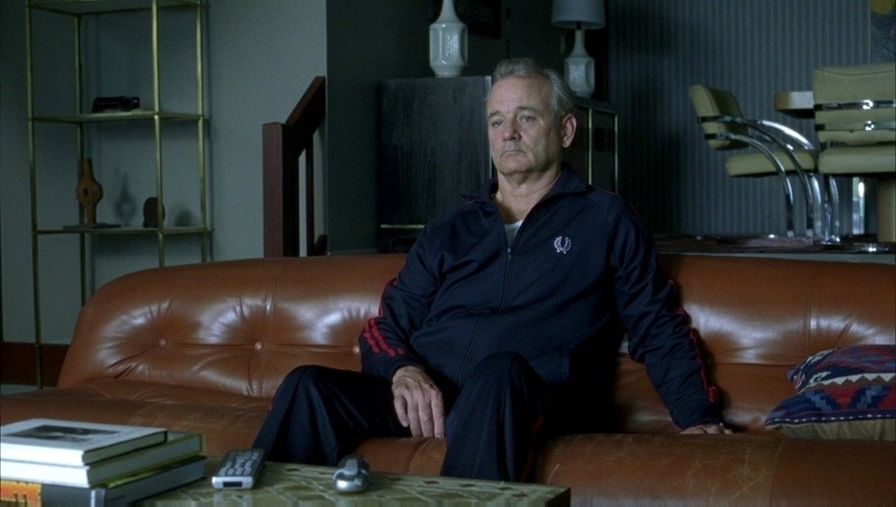 Bill Murray assis dans son salon (Broken Flowers)