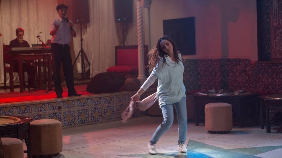 Sonia Mekkiou danse dans En attendant les Hirondelles de Karim Moussaoui