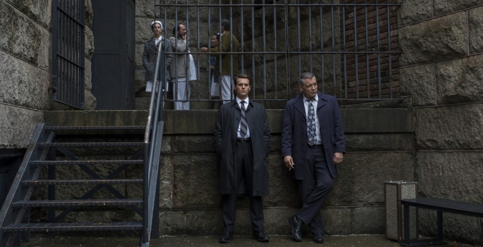 Holden Ford et Bill Tench devant la prison dans Mindhunter