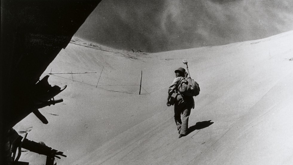 Eiji Okada dans le désert de La Femme des sables