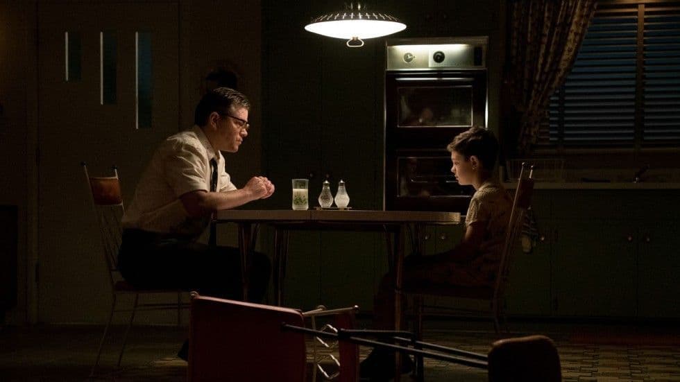 Noah Jupe et Matt Damon à table dans Suburbicon de Georges Clooney