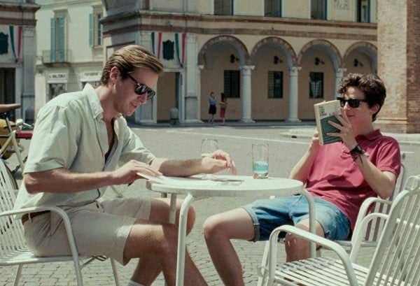 Armie Hammer et Timothée Chalamet sur une terrasse dans Call me by your name