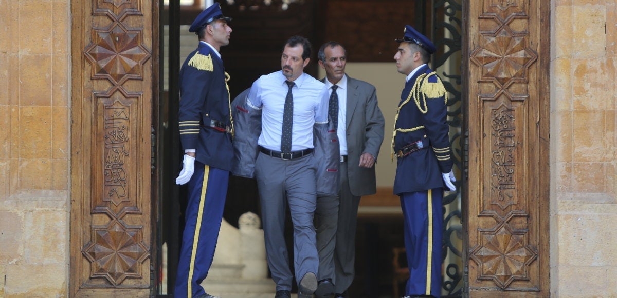 Devant le palais de Justice dans L'insulte