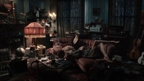 Tom Hiddleston et Tilda Swinton assis à ne rien faire dans le film de Jim Jarmusch
