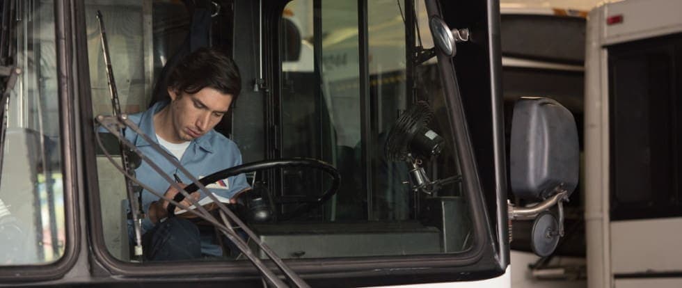 Adam Driver dans le bus dans Paterson de Jim Jarmusch