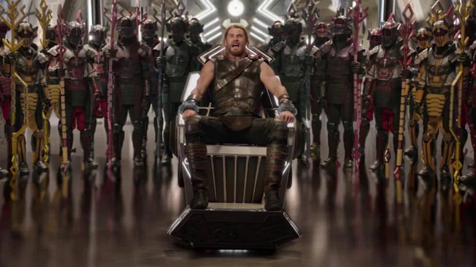 Thor sur son siège en plein trip dans Thor Ragnarok