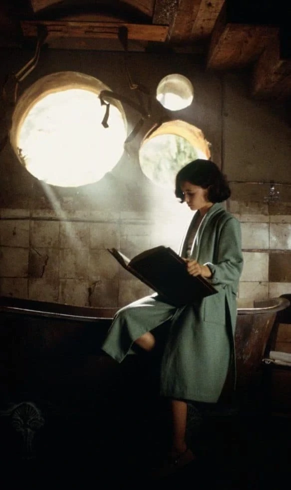 Ofelia (Ivana Baquero) lit dans Le Labyrinthe de Pan