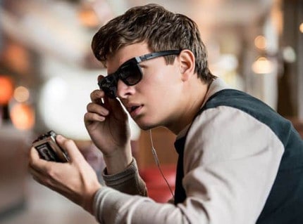 Ansel Elgort avec ses écouteurs dans Baby Driver