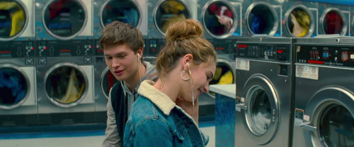 Ansel Elgort et Lily James écoutent de la musique dans Baby Driver