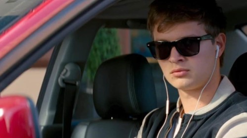 Ansel Elgort et ses écouteurs dans Baby Driver