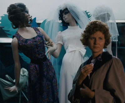Irmgard devant la vitrine dans "Le marchand des quatre saisons" de Fassbinder