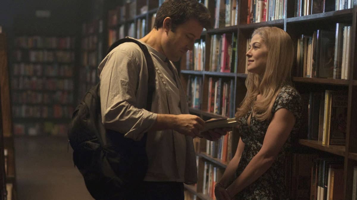 Ben Affleck et Rosamund Pike dans la bibliothèque (Gone Girl de David Fincher)