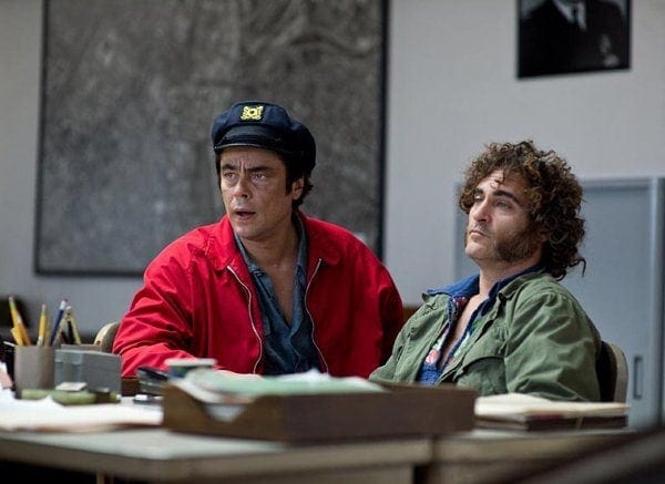 Joaquin Phoenix et Benicio del Toro dans Inherent Vice