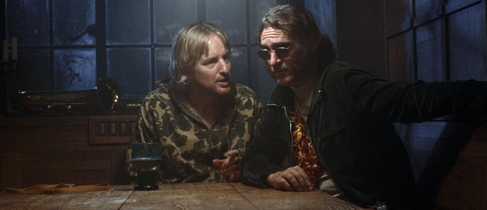 Joaquin Phoenix et Owen Wilson dans Inherent Vice