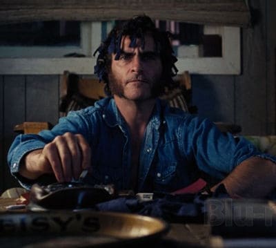 Joaquin Phoenix stone dans Inherent Vice