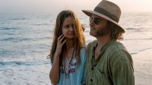 Une scène de plage avec Joaquin Phoenix et Katherine Waterston dans Inherent Vice