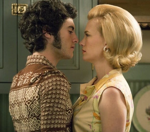 Marten Holden Weiner et January Jones dans Mad Men