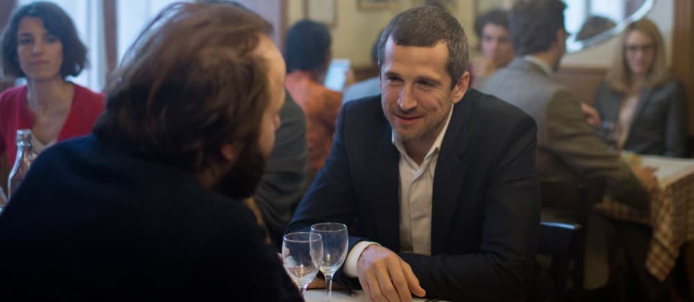 Guillaume Canet et Vincent Macaigne à table dans Doubles vies