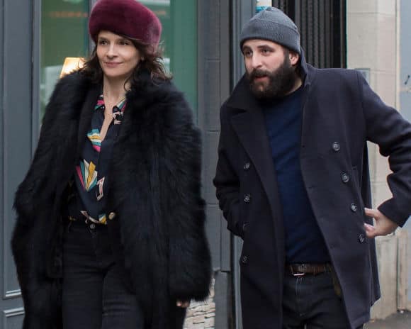 Juliette Binoche et Vincent Macaigne dans la rue (Doubles vies, Olivier Assayas)