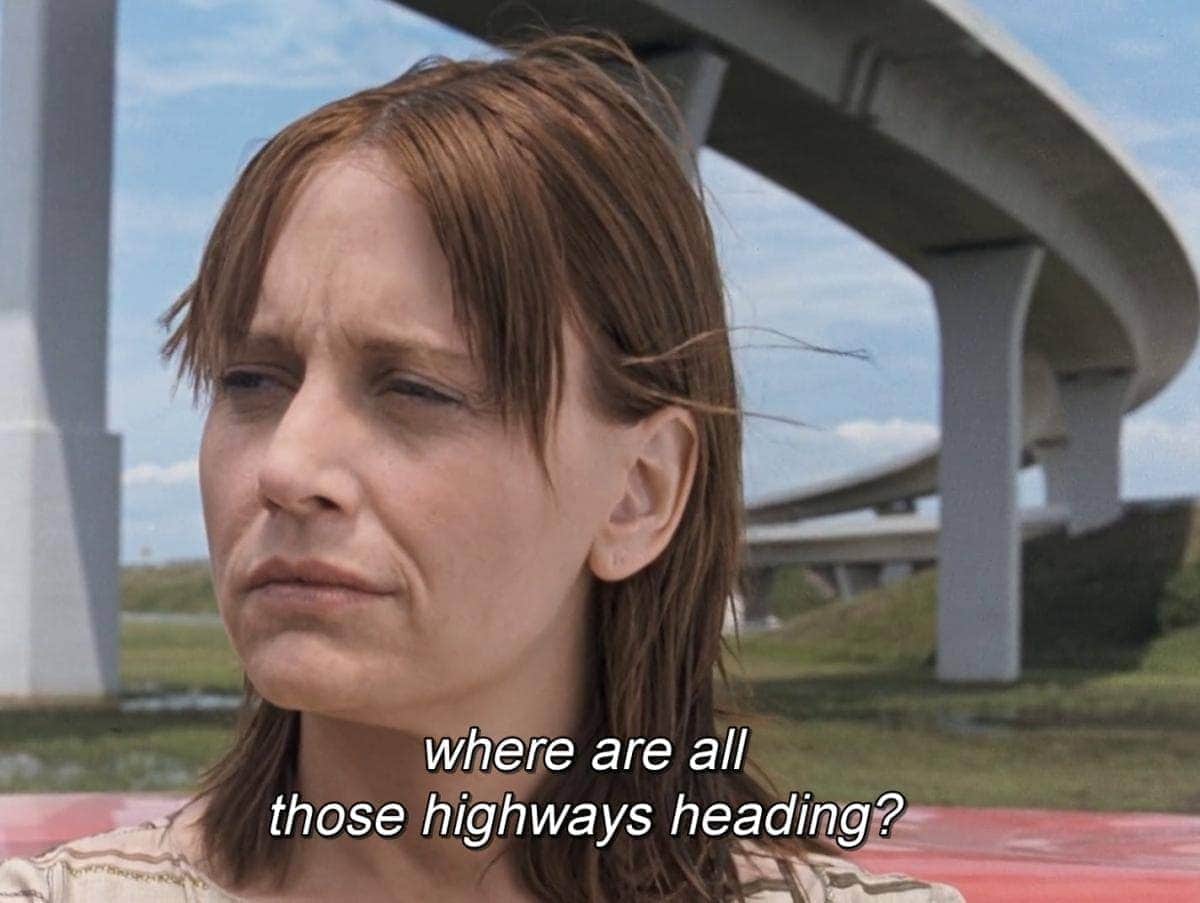 Lisa Bowman au pied d'une autoroute dans River of Grass