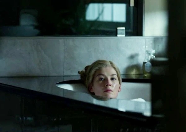 Rosamund Pike dans sa baignore dans Gone Girl de David Fincher
