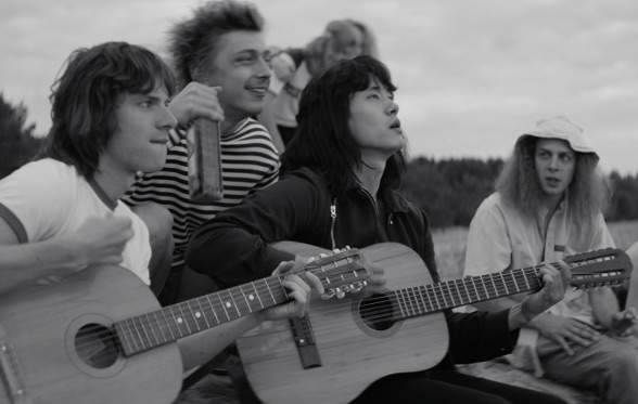 Le groupe de rock sur la plage dans Leto de Kirill Serebrennikov