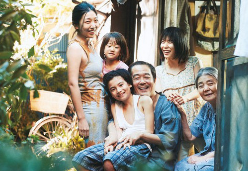 La famille réunie dans le film de Kore-Eda