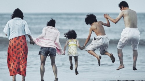 La famille au bord de la plage dans Une affaire de famille