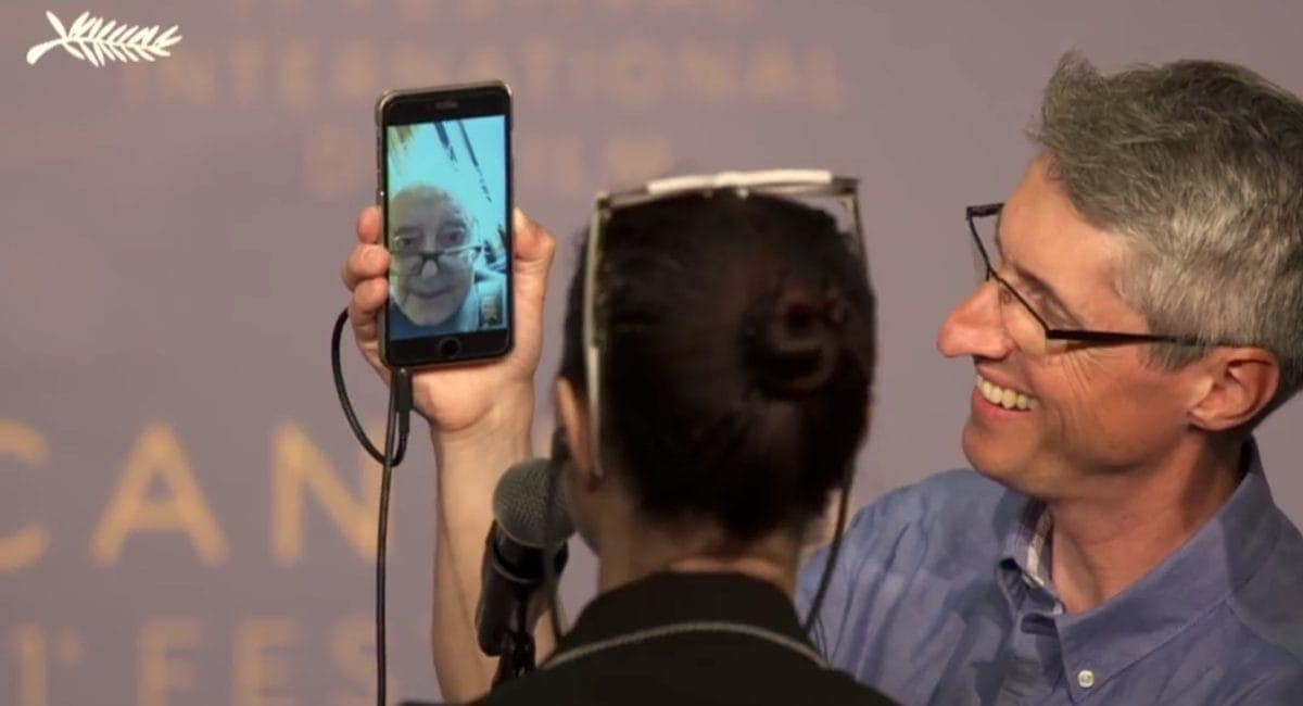 Godard parle aux journalistes via Facetime à Cannes en 2018
