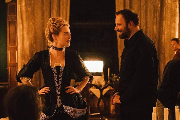 Yorgos Lanthimos avec Emma Stone sur le tournage de La Favorite