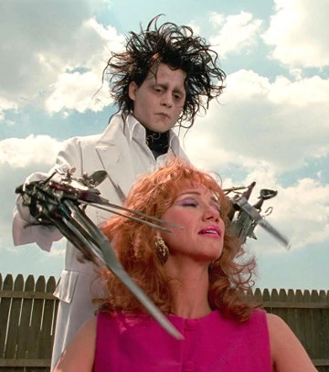 La nymphomane se fait couper les cheveux par Edward dans Edward aux mains d'argent