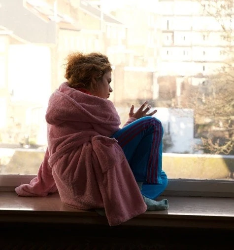 Pamela en pleine réflexion dans Seule à mon mariage