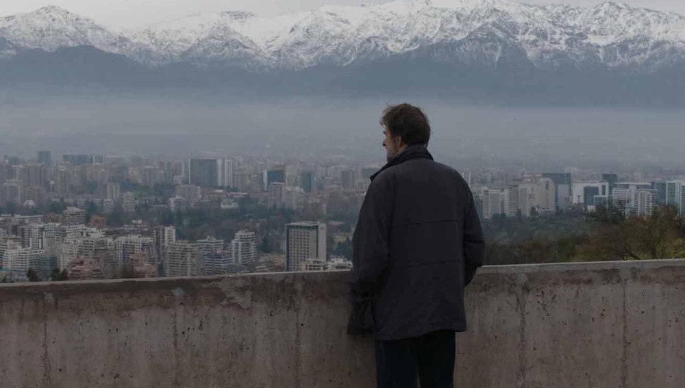 Nanni Moretti devant la ville dans Santiago, Italia