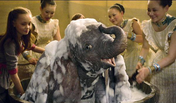 Dumbo prend un bain dans le film de Tim Burton