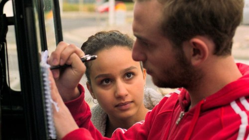 Kacey Mottet Klein et sa copine Oulaya Amamra dans L'adieu à la nuit